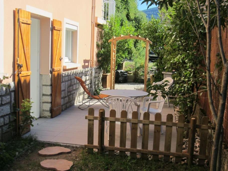 Apartamento T2 Refait A Neuf Avec Petit Jardin Et Parking Millau Exterior foto